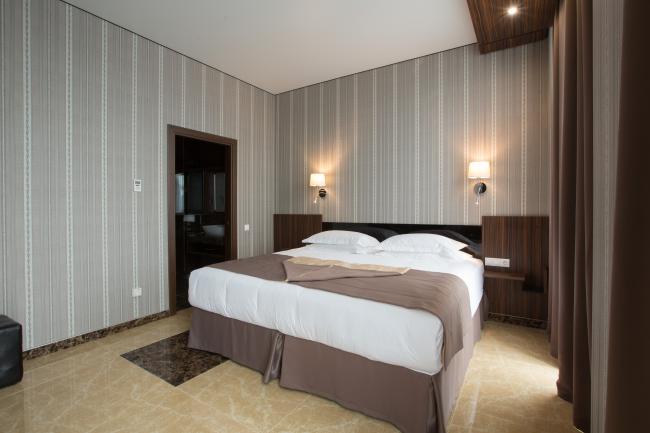 Отель "Alana Royal", кровать