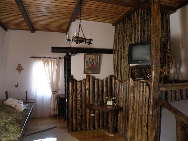 Номер, стилизованный в крестьянское жилище с сеновалом.