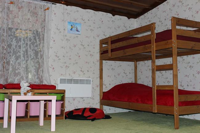 Двухъярусная кровать и детский столик в семейных апартаментах.
