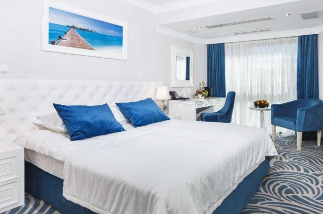Французская кровать в бело-синих тонах.