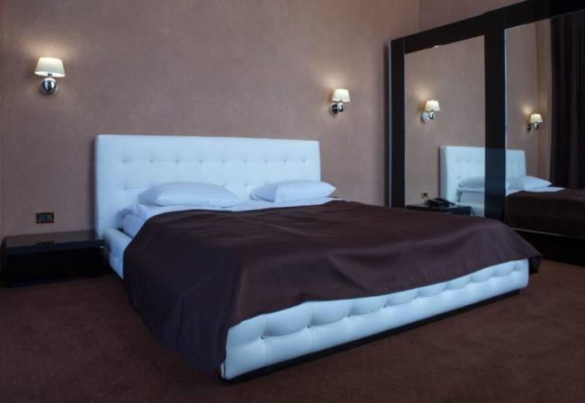 Двуспальная кровать в номере в шоколадных цветах.