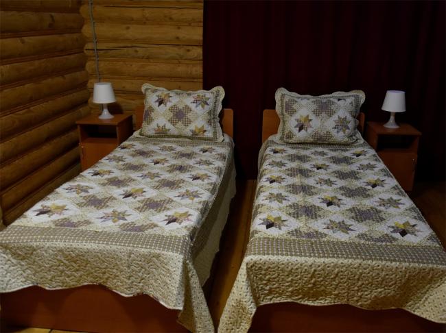 Две односпальные кровати в номере.